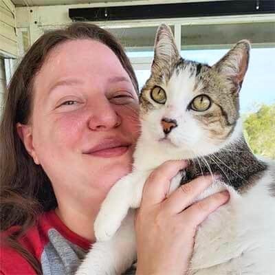 cat-sitting-in-port-st-lucie-fl cat sitting in port st lucie fl